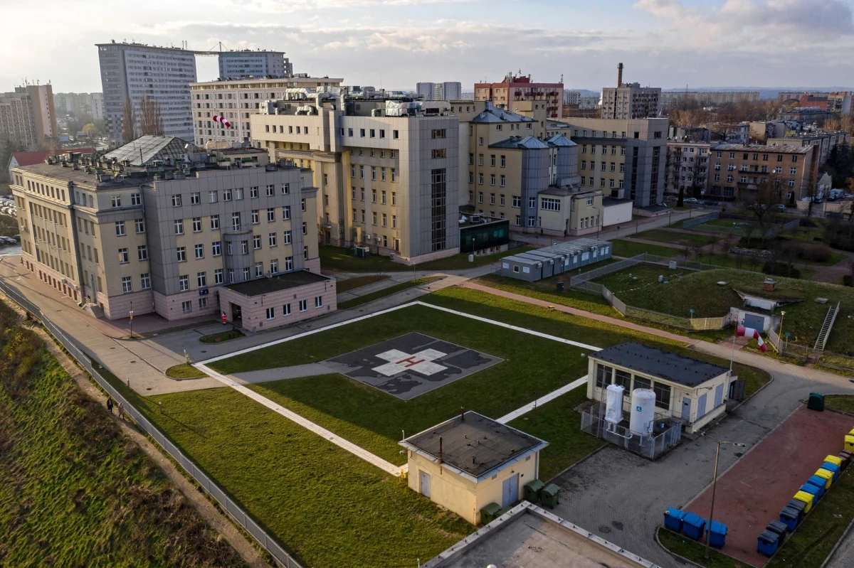 Ordynatorzy oddziałów w krakowskim szpitalu im. Narutowicza stanęli w obronie dyrektorki placówki Marioli Marchewki, której kontrakt wygasa i według nieoficjalnych informacji nie zostanie przedłużony przez władze miasta. "Wspólnie staramy się uratować szpital przed upadłością. Podejmowane działania już przynoszą efekty" - napisali w liście lekarze.