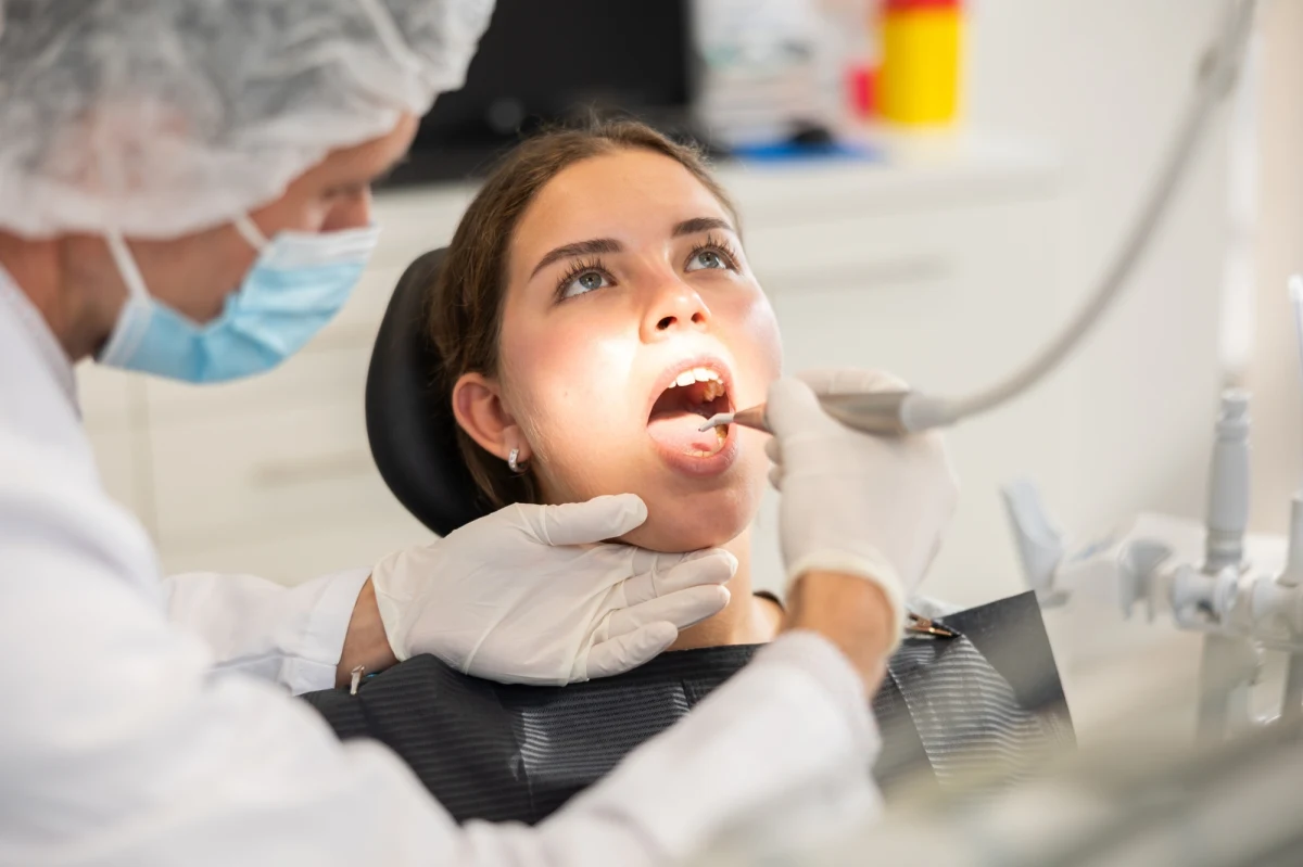 Każdy z nas od dzisiaj może łatwiej zweryfikować uprawnienia protetyków słuchu czy techników farmaceutycznych. Właśnie rozpoczął działanie Centralny Rejestr Osób Uprawnionych do Wykonywania Zawodu Medycznego. Przedstawiciele piętnastu zawodów muszą być wpisani do tego rejestru, by pomagać pacjentom.