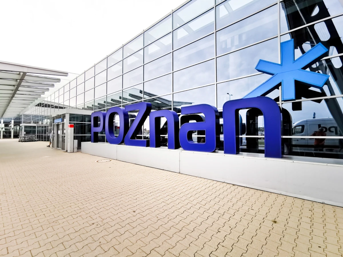 Pracownicy poznańskiego lotniska Ławica domagają się podwyżek. Chcą dodatkowych 1500 złotych. Związkowcy walczą o podwyżki, powołując się przy tym na coraz lepsze wyniki portu.