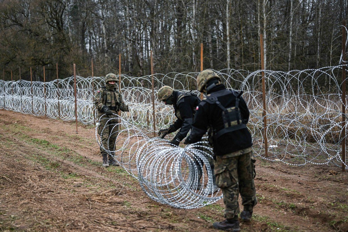 "Bez chwili zwłoki" rząd przyjmie rozporządzenie zawieszające prawo do składania wniosków o azyl. W środę ustawę o ograniczeniu prawa do azylu podpisał prezydent. Dziś Donald Tusk poinformował o błyskawicznym przyjęciu stosownego rozporządzenia.