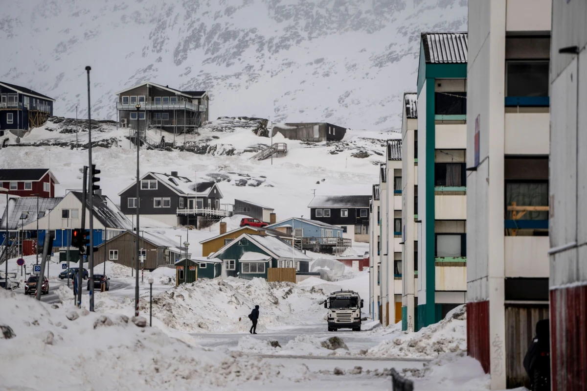 ​Wiceprezydent Stanów Zjednoczonych J.D. Vance zapowiedział, że wraz ze swoją żoną, uda się w piątek z wizytą na Grenlandię. W zamieszczonym filmie na platformie X, oznajmił, że odwiedzi stacjonujących na wyspie Żołnierzy Sił Kosmicznych, a także "sprawdzi, co dzieje się z bezpieczeństwem na Grenlandii". "Grenlandczycy są w tej historii psim zaprzęgiem w rękach USA, ponieważ Amerykanie od początku nimi rządzą" - mówi  w rozmowie z Tomaszem Terlikowskim na antenie Radia RMF24 Mateusz Gibała, autor bloga "Polityka po nordycku".