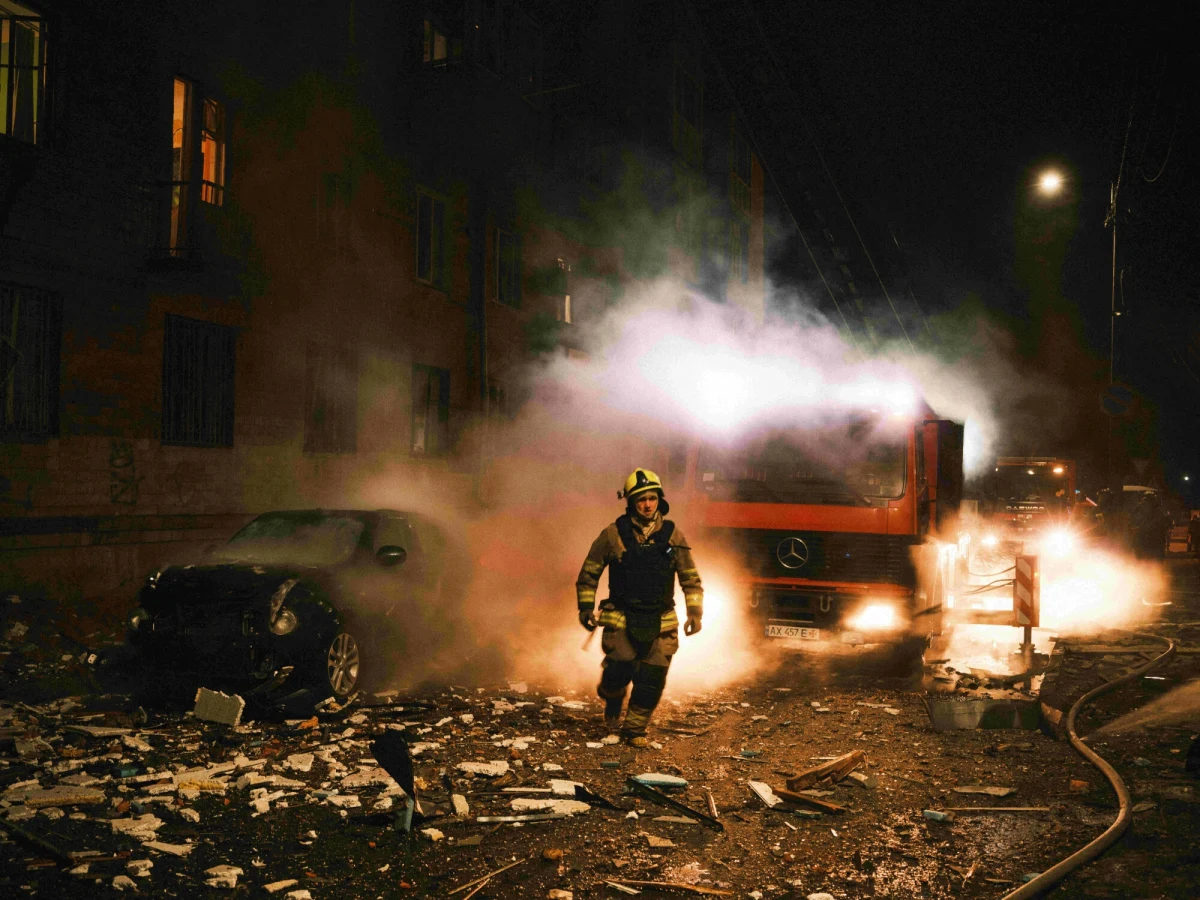 Rosjanie przeprowadzili zmasowany atak powietrzny na drugie co do wielkości miasto Ukrainy. W Charkowie drony uderzyły w domy i bloki mieszkalne, raniąc co najmniej 8 osób. W mieście słychać było kilkanaście eksplozji.