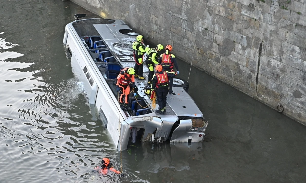 Tragiczny wypadek w Turynie. Do przepływającego przez to włoskie miasto Padu wpadł turystyczny autokar. Służbom nie udało się uratować życia kierowcy.