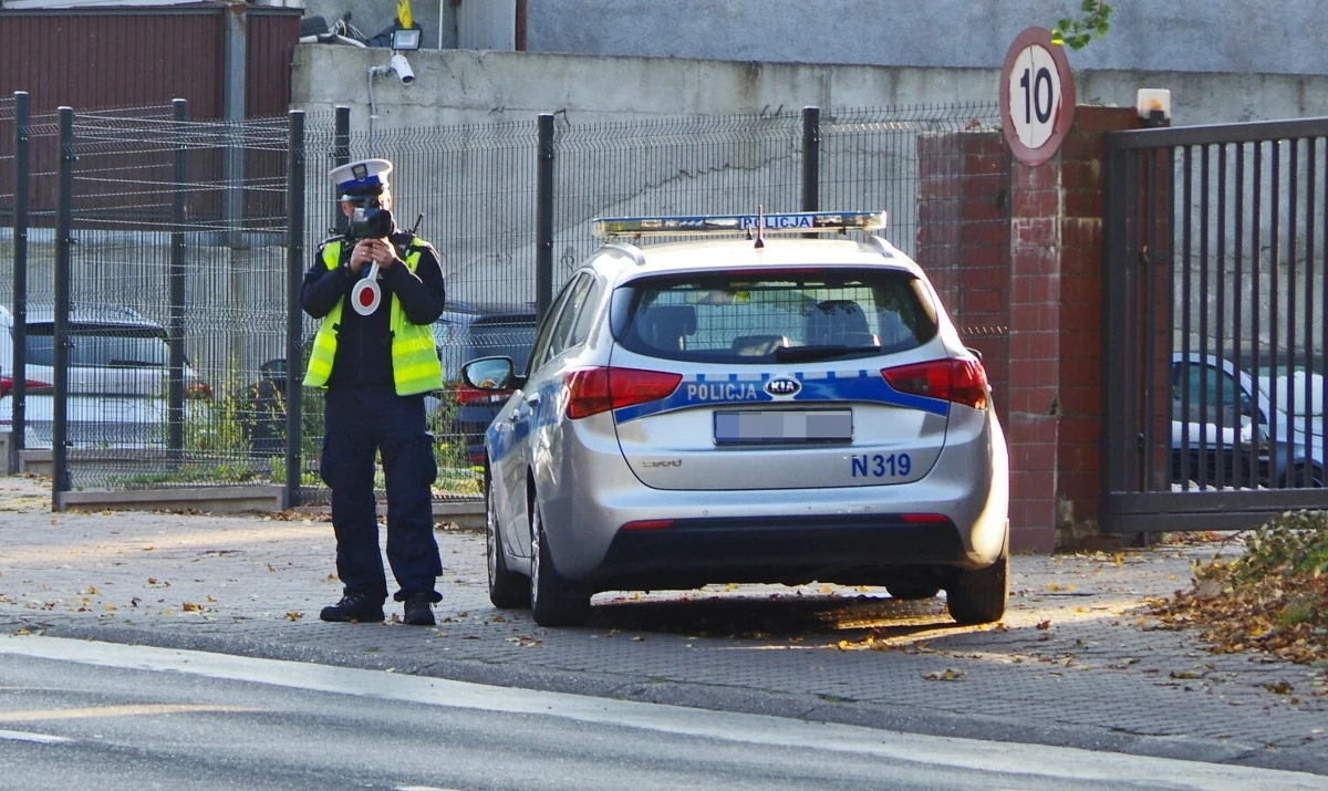 Istnieje potrzeba nowelizacji taryfikatorów mandatów - zgodziło się Ministerstwo Spraw Wewnętrznych i Administracji z ministrem sprawiedliwości. Według propozycji MSWiA podwyżki miałyby objąć kilkadziesiąt wykroczeń, w tym tych w obszarze ruchu drogowego. Szef resortu sprawiedliwości nie zgłosił uwag do tej propozycji. Dotyczy ona wzrostu kwoty mandatów m.in. za nieustąpienie pierwszeństwa pieszym czy za spożywanie alkoholu w miejscach objętych zakazem.