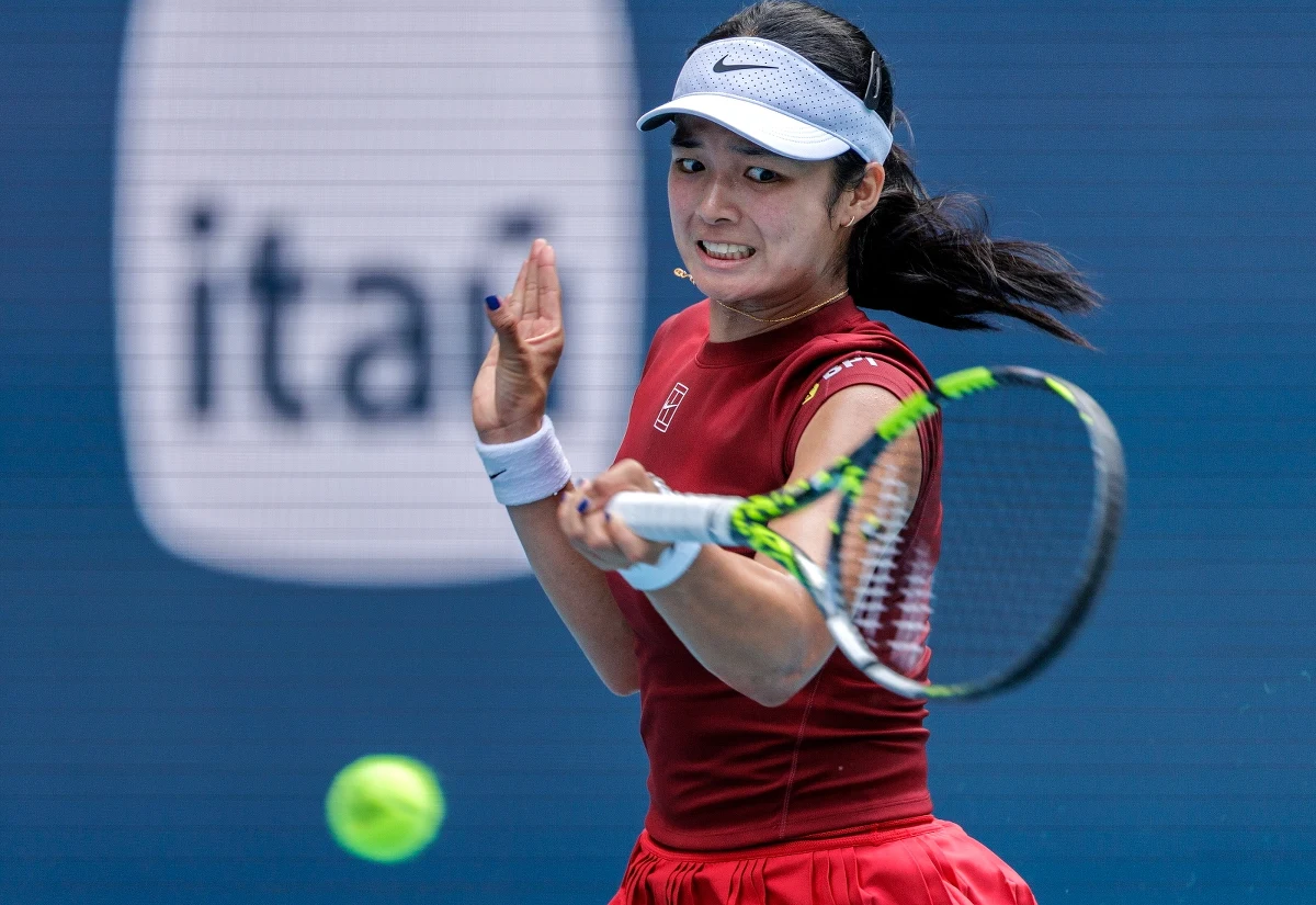 W świecie tenisa zawsze jest miejsce na niespodzianki, a ostatnio jest nią właśnie 19-letnia Filipinka Alexandra Eala, która wczoraj wyeliminowała Igę Świątek z turnieju WTA 1000 w Miami. Zaledwie 140. w światowym rankingu zawodniczka pokazała, że ma serce do walki i talent, który pozwala jej mierzyć się z najlepszymi.