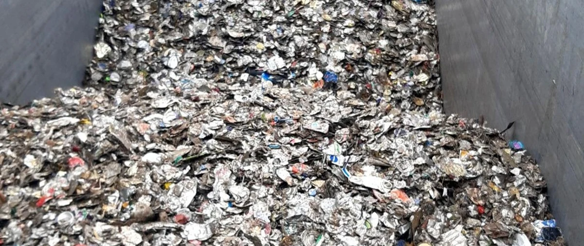 Funkcjonariusze z Dolnośląskiego Urzędu Celno-Skarbowego na autostradzie A4, w okolicach Jędrzychowic, zatrzymali ciężarówkę, która przewoziła aż 24 tony zgniecionych, metalowych opakowań z Niemiec do Polski. Kierowca nie posiadał żadnych zezwoleń na przetwarzanie tego typu ładunku.