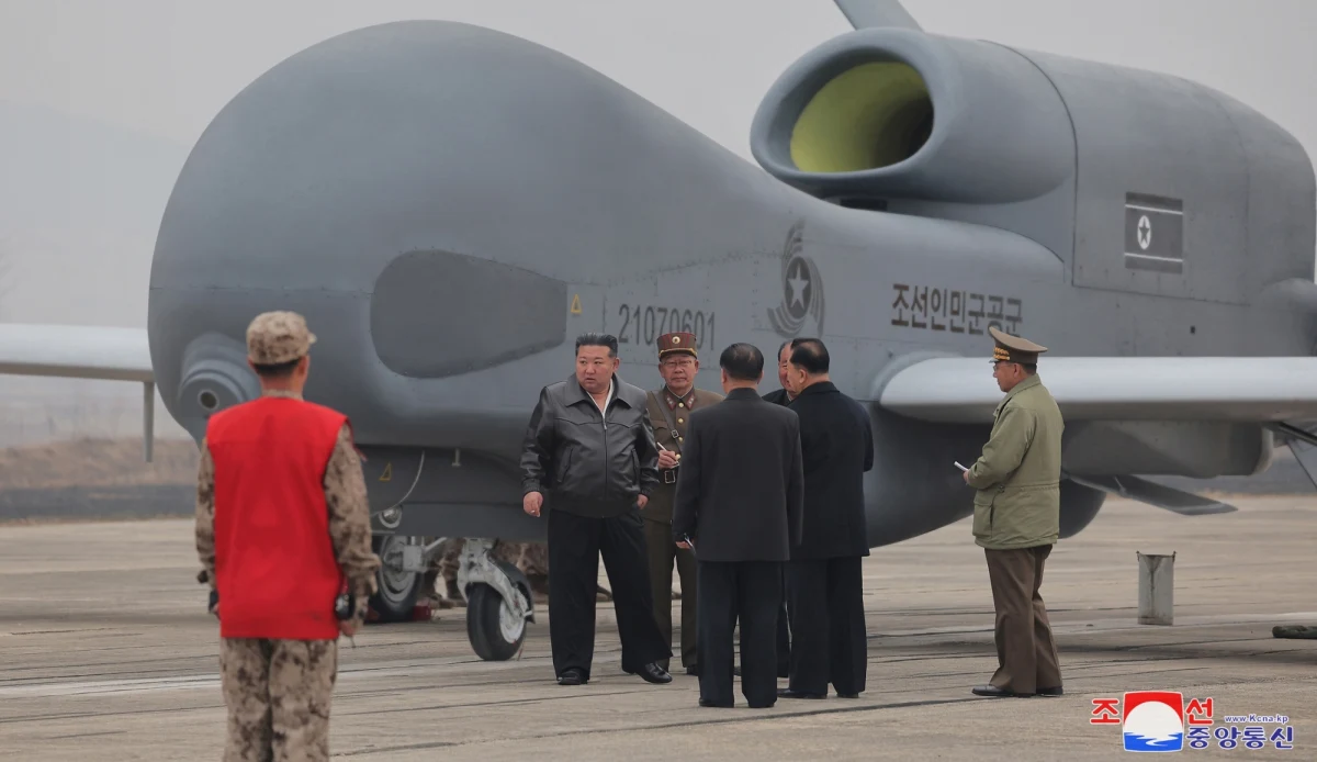 Korea Północna pochwaliła się nową bronią. Mowa o dronach-kamikadze wyposażonych w technologię sztucznej inteligencji i maszynie, która przypomina samolot wczesnego ostrzegania i kontroli powietrznej. Pjongjang podkreślił, że testy nowego sprzętu przebiegły pomyślnie.