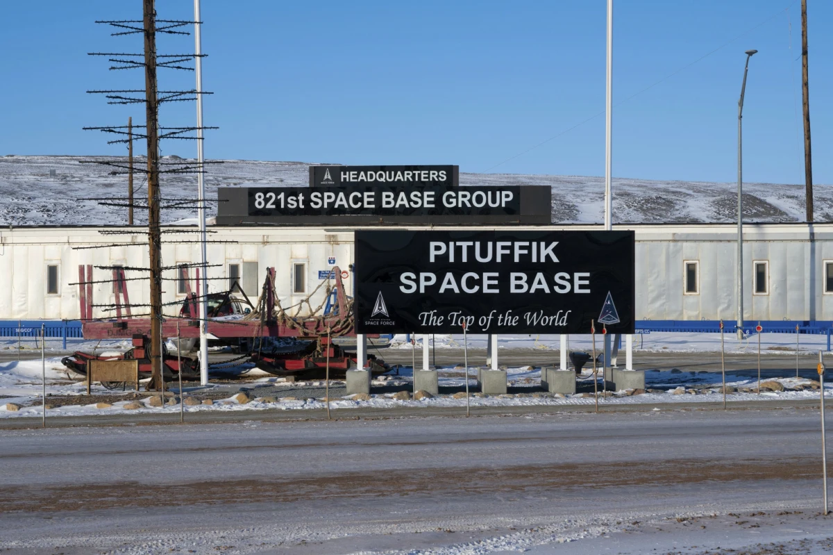 W piątek, w ramach swojej oficjalnej wizyty, wiceprezydent Stanów Zjednoczonych J.D. Vance wraz ze swoją żoną Ushą odwiedzą bazę kosmiczną Pituffik na Grenlandii, będącą jedynym skrawkiem amerykańskiej ziemi na tej duńskiej wyspie. Wcześniej baza funkcjonowała pod nazwą Thule.