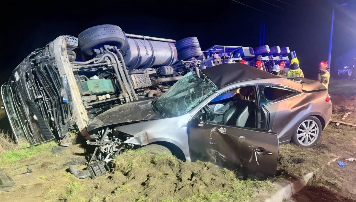 Z poważnymi obrażeniami trafił do szpitala 19-latek, który doprowadził do wypadku w Jaślanach na Podkarpaciu. Mężczyzna wjechał autem osobowym wprost pod ciężarówkę z naczepą. Był pijany.