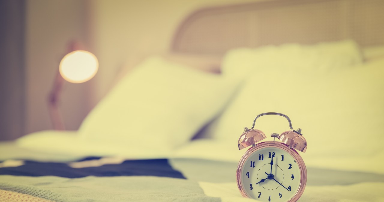 Kiedy zmiana czasu i w którą stronę kręcimy wskazówki zegarków?