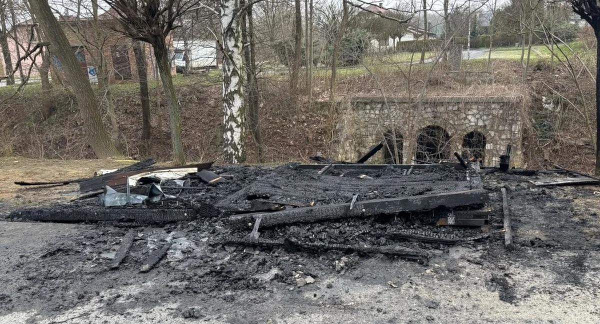 W nocy ktoś podpalił drewnianą budkę, która stała przy wjeździe na teren kąpieliska Balaton w Trzebini. "Takie działania są nieakceptowalne. Świadczą o braku szacunku dla innych i ich własności" - ocenił burmistrz miasta Jarosław Okoczuk.