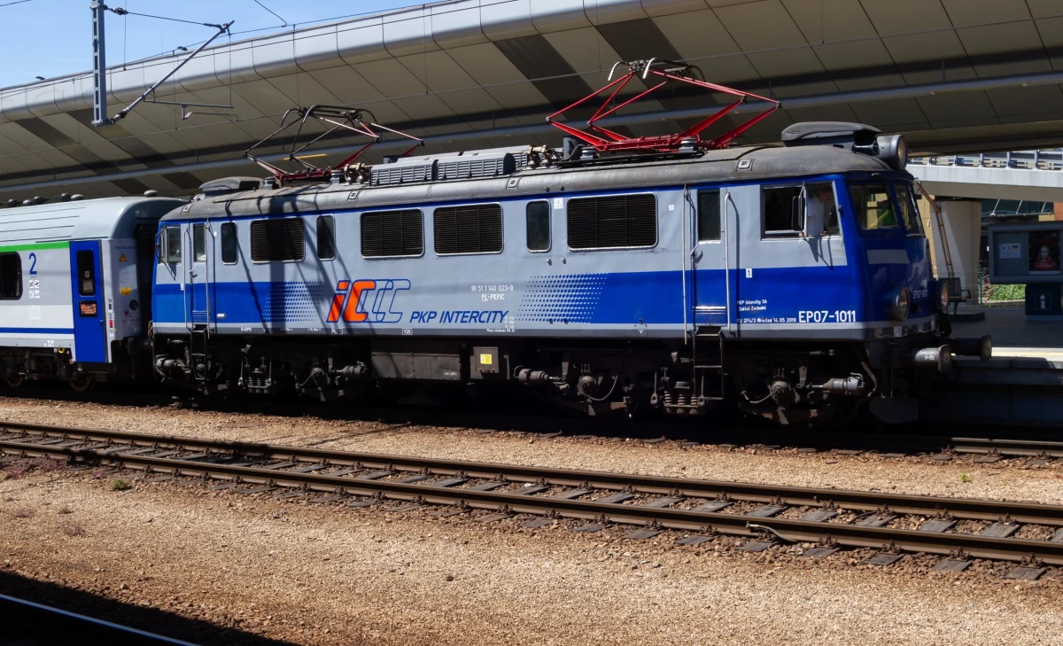 Zmiana czasu z zimowego na letni - to już w najbliższy weekend. PKP Intercity ma ważną wiadomość dla podróżnych. Specjalny rozkład jazdy nie wpłynie na czas przejazdu pociągów.