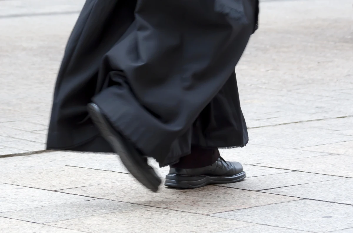 Kolejna odsłona skandalu w diecezji sosnowieckiej. Do sądu trafił akt oskarżenia wobec księdza, w którego mieszkaniu ponad rok temu zmarł młody mężczyzna. Kapłan odpowie m.in. za nieumyślne spowodowanie śmierci i posiadanie znacznej ilości narkotyków.