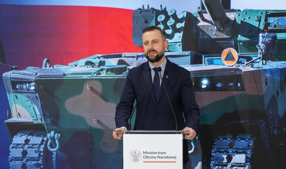 Stało się - w siedzibie Ministerstwa Obrony Narodowej podpisano umowę wykonawczą na pierwsze 111 bojowych wozów piechoty Borsuk dla Wojska Polskiego. Szef MON Władysław Kosiniak-Kamysz zauważył, że to "wydarzenie dekady, bez precedensu" i ma rację - Borsuk to pierwszy tego rodzaju pojazd, który został wymyślony i od podstaw wyprodukowany w Polsce.