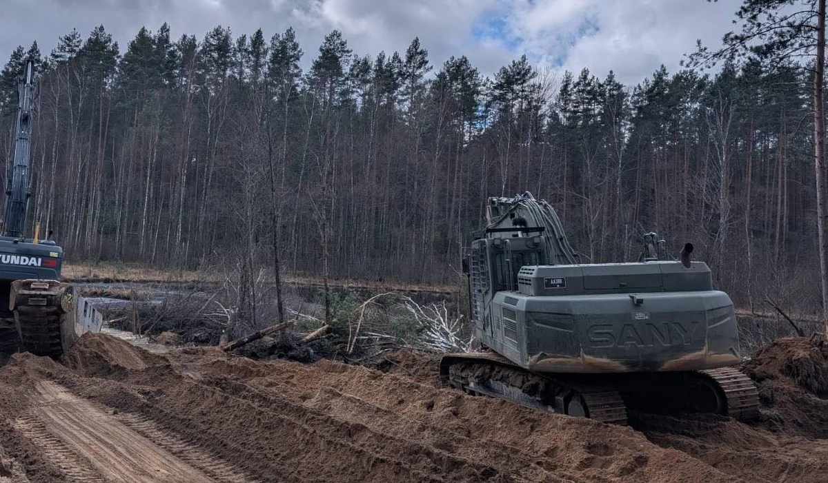 "Teren jest trudny; współczesnych żołnierzy raczej nie cechuje duża umiejętność posługiwania się mapą, kompasem i radzenia sobie w sytuacji, kiedy tracą łączność z wyższymi przełożonymi. W pobliżu jest granica białoruska. Pewnie gdzieś tam błądzą. Nie zdziwiłbym się, gdyby - tak jak kiedyś moich żołnierzy znaleziono w Czechach - oni odnaleźli się po stronie białoruskiej" - tak skomentował zaginięcie żołnierzy USA były dowódca GROM-u, gen. Roman Polko. Gość Piotra Salaka wyjaśnił na antenie Radia RMF24, dlaczego doszło do zaginięcia czterech wojskowych poszukiwanych w okolicach granicy litewsko-białoruskiej. 