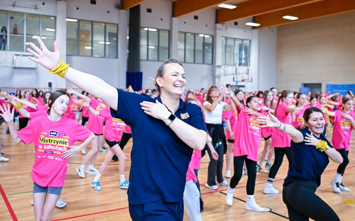 Blisko czterysta dziewcząt wzięło udział w tegorocznej inauguracji akcji "Mistrzynie w Szkołach", która odbyła się w Zduńskiej Woli w Łódzkiem. Razem z uczennicami piętnastu szkół ćwiczyły mistrzynie sportu, które zaprosiła do Zduńskiej Woli inicjatorka zajęć, najlepsza zawodniczka w historii polskiego pływania, Otylia Jędrzejczak. Nad tym niezwykłym wydarzeniem patronat ma m.in. RMF FM. 
