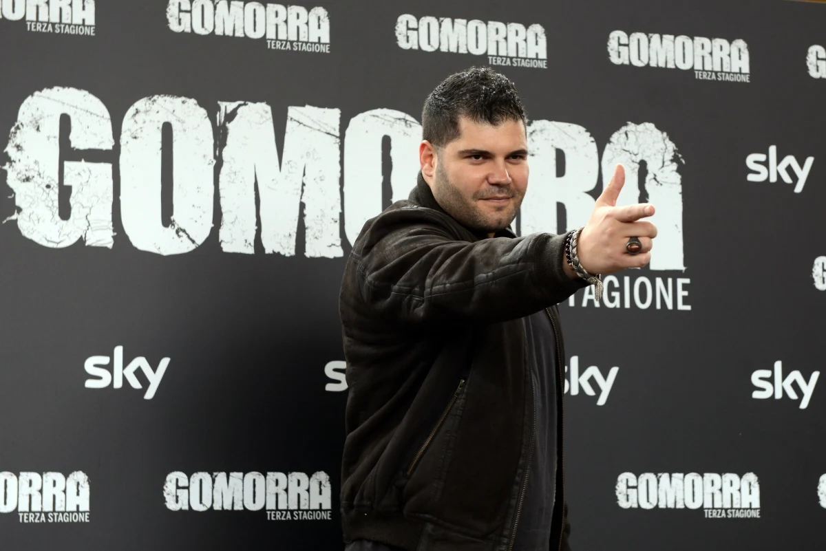 Ruszyły zdjęcia do kolejnej odsłony hitowego włoskiego serialu opowiadającego o działalności neapolitańskiej mafii Camorra. Tym razem twórcy skupią się na początkach przestępczej organizacji. Nie wszyscy jednak podzielają entuzjazm dotyczący powstania nowej części. Na ulicy San Gregorio Armeno, znanej z pracowni tworzących słynne na cały świat szopki, rozbrzmiewają głosy protestu. 