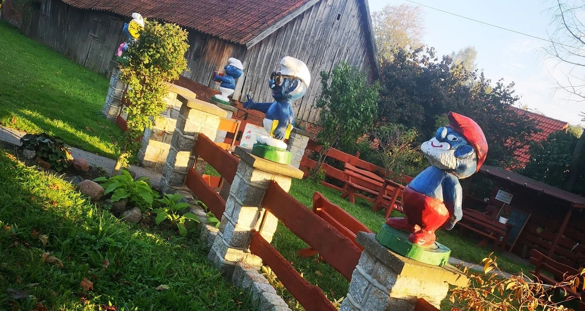 Mieszkańcy malowniczej wsi Zalesie koło Elbląga szukają jakiegoś niedobrego Gargamela, który zabrał drewnianą rzeźbę Papy Smerfa.