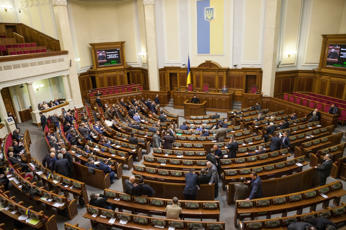 W Kijowie doszło do niecodziennej sytuacji. Przewodniczący Rady Najwyższej, Rusłan Stefanczuk, podjął decyzję o przerwaniu trwającej sesji parlamentarnej. Powodem była blokada mównicy przez posłów, co uniemożliwiło dalsze obrady. Podczas posiedzenia debatowano nad nową wersją umowy dotyczącej wykorzystania ukraińskich minerałów przez USA.