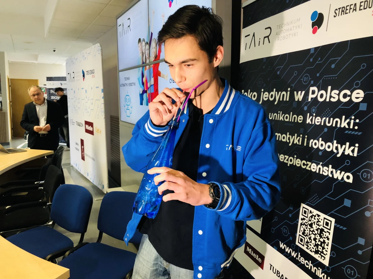 Młodzi naukowcy z łódzkiego Technikum Automatyki i Robotyki poszybowali w kosmos z pomysłem na badanie cieczy i jej kapryśnych zachowań w stanie nieważkości. Drugi Polak w Kosmosie - Sławosz Uznański-Wiśniewski wyruszy na orbitę okołoziemską z "aparaturą badawczą" wymyśloną przez uczniów z Łodzi.