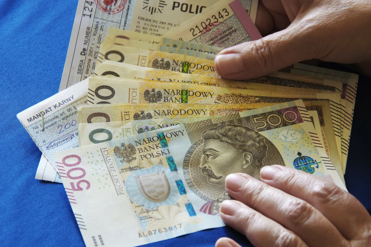 Ministerstwo Sprawiedliwości oraz Ministerstwo Spraw Wewnętrznych i Administracji zgodziły się na konieczność nowelizacji taryfikatorów mandatów, co oznacza podwyższenie kwot za wykroczenia drogowe. Jednocześnie Unia Europejska planuje wprowadzenie istotnych zmian w przepisach dotyczących prawa jazdy. O tych zmianach w Radiu RMF24 mówi Łukasz Zboralski, ekspert ds. bezpieczeństwa ruchu drogowego.