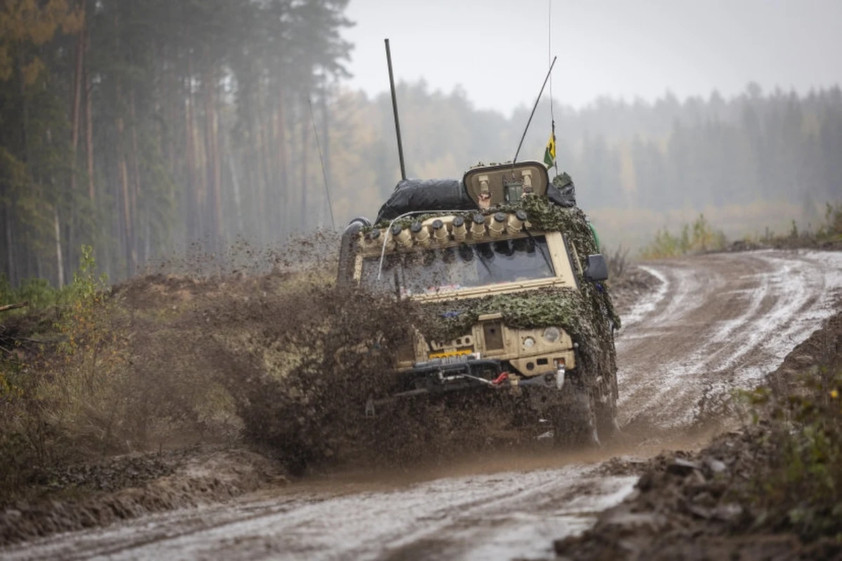 ​"Grupa zadaniowa kilkudziesięciu żołnierzy z ciężkim sprzętem oraz płetwonurkowie w trybie pilnym wyruszają na Litwę, by pomóc w odnalezieniu żołnierzy amerykańskich i wydobyciu wozu bojowego. Odpowiadamy na prośbę naszych sojuszników" - zapowiedział szef MON, wicepremier Władysław Kosiniak-Kamysz. Wczoraj na Litwie zaginęło czterech amerykańskich żołnierzy. Trwa akcja poszukiwawcza. 

