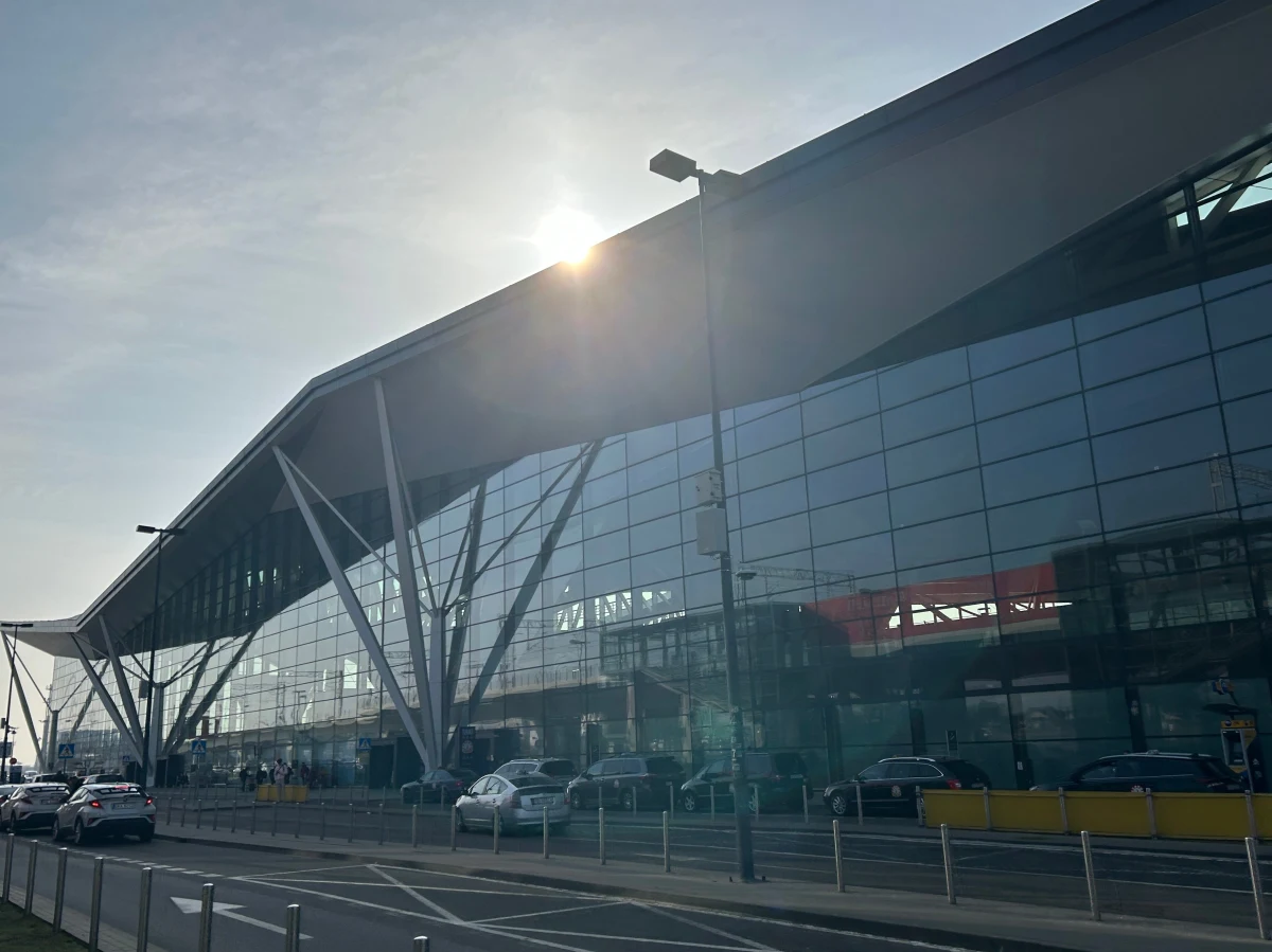 W ciągu najbliższych czterech lat Port Lotniczy w Gdańsku chce przeprowadzić inwestycje o wartości pół miliarda złotych. Jak mówią przedstawiciele lotniska, będą głównie skupiać się na rozwoju infrastruktury lotniskowej i zwiększeniu jej przepustowości. "Ważne jest dla nas, aby rozwijać Port Lotniczy w sposób zrównoważony i przyjazny dla środowiska" - podkreśla Agnieszka Michajłow, rzecznik prasowy Portu Lotniczego w Gdańsku.