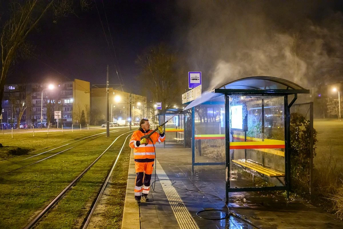 Wielkie mycie w Łodzi. MPK rozpoczęło gruntowne czyszczenie wiat komunikacji miejskiej. W ruch poszły myjki ciśnieniowe i specjalne środki czyszczące. Do umycia jest około 1 tys. przystanków.