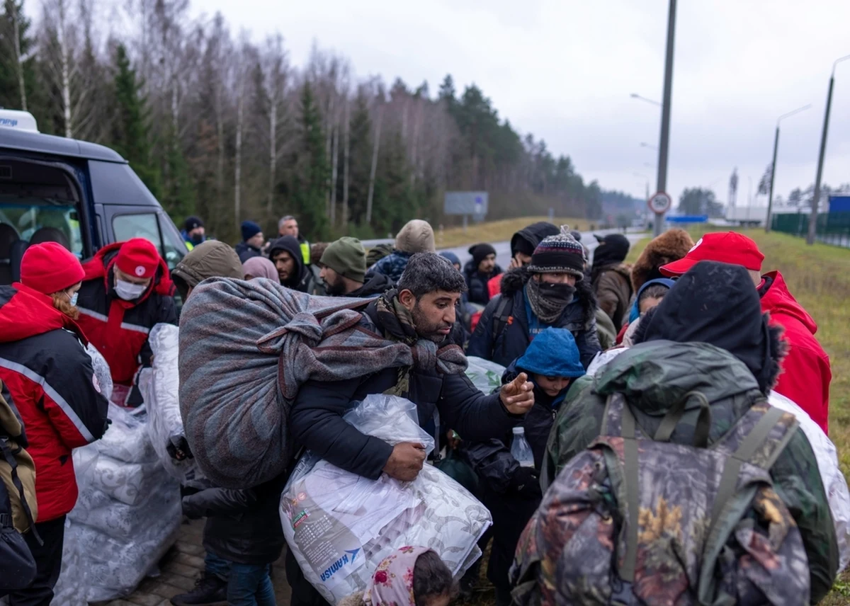 „To tylko na potrzeby opinii publicznej, żeby pokazać, że premier z obecnej partii rządzącej jest szeryfem, który twardo broni polskiego bezpieczeństwa w warunkach wojny hybrydowej” - w ten sposób ekspert od spraw migracji prof. Jan Brzozowski z Uniwersytetu Jagiellońskiego skomentował wchodzącą w życie ustawę ograniczającą prawo do złożenia wniosku o azyl na granicy z Białorusią. Zdaniem gościa Tomasza Terlikowskiego, mamy do czynienia wyłącznie z PR-owym ruchem.