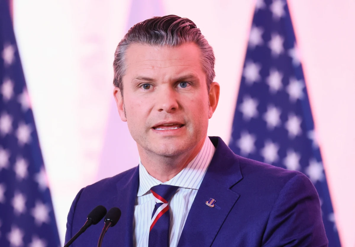 Prywatne dane kluczowych członków administracji Donalda Trumpa są dostępne w internetowych bazach danych - przekazał niemiecki "Spiegel". Telefony komórkowe, adresy e-mail, a nawet hasła do kont wyciekły do sieci. Wśród osób, które zostały poszkodowane, znajduje się m.in. szef Pentagonu Pete Hegseth i doradca ds. bezpieczeństwa narodowego USA Mike Waltz.