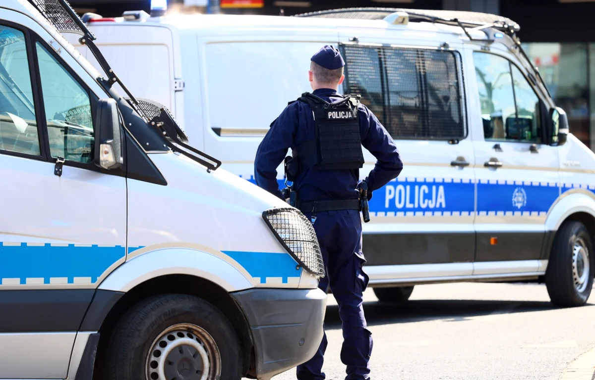 Dramatyczne wydarzenia w sanatorium w Świnoujściu (woj. zachodniopomorskie). 30-latek przetrzymywał swoją matkę jako zakładniczkę. Mężczyzna groził kobiecie nożem, domagając się rozmowy z prokuratorem i policją. Został aresztowany na trzy miesiące. 