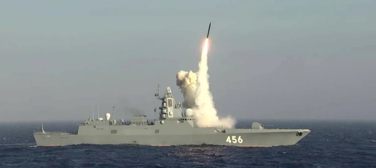 Władimir Putin zapowiedział szereg inwestycji w regionie arktycznym, także militarnych. Prezydent Rosji wziął udział w międzynarodowym forum „Arktyka – Terytorium Dialogu”. Moskwa zamierza bronić swoich interesów w regionie, który staje się kluczowy w kontekście strategicznym. Putin podkreślił, że międzynarodowa współpraca tam wchodzi w rachubę. Zwrócił także uwagę na zakusy USA, dotyczące Grenlandii.