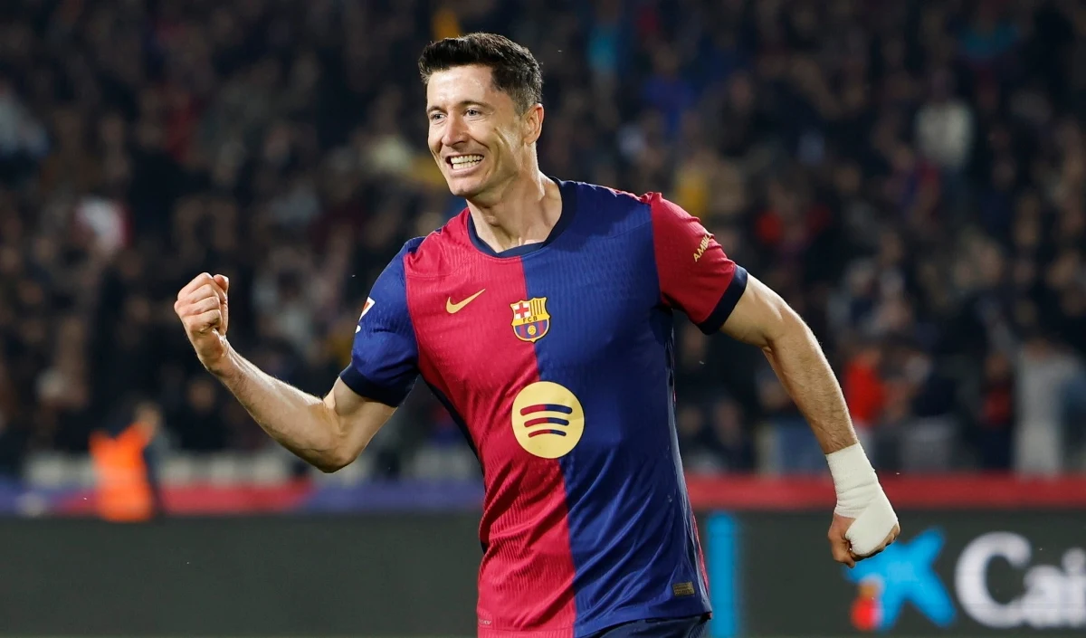 Robert Lewandowski zdobył gola dla Barcelony, a jego zespół pokonał Osasunę Pampeluna 3:0 w zaległym meczu hiszpańskiej ekstraklasy. Drużyna "Lewego" i Wojciecha Szczęsnego prowadzi w tabeli. Ma trzy punkty przewagi nad Realem Madryt.
