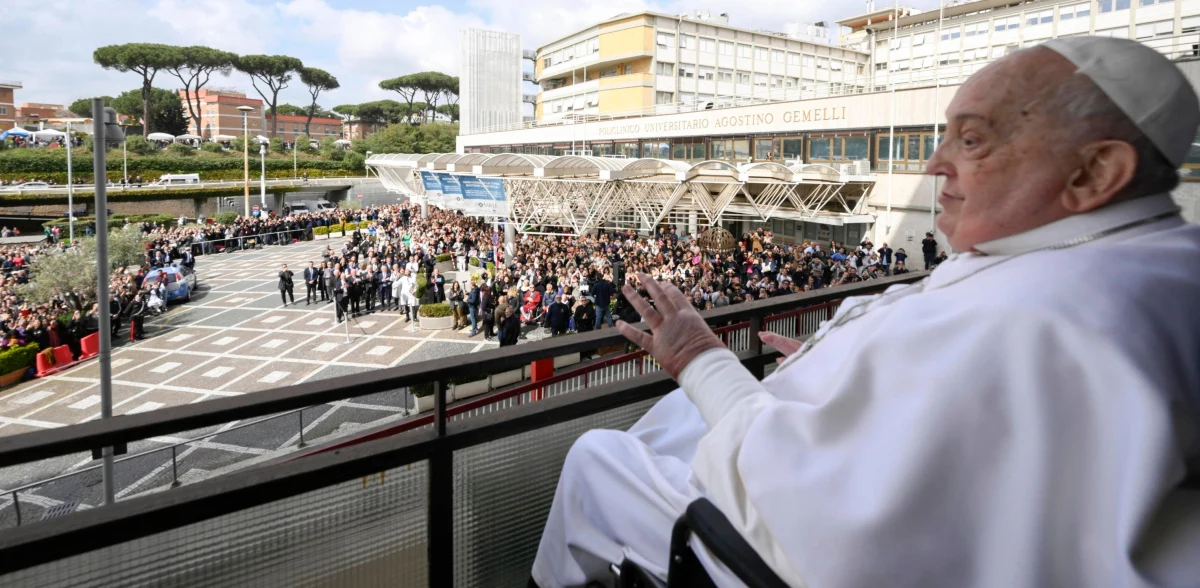 Czy przechodzący rekonwalescencję po ciężkim zapaleniu płuc papież Franciszek będzie w stanie nadal stać na czele Kościoła? Watykański sekretarz stanu kardynał Pietro Parolin stwierdził, że to możliwe, ale "trzeba będzie znaleźć nowe sposoby". Podkreślił też, że 88-letniemu Franciszkowi potrzebny jest wypoczynek i spokój.