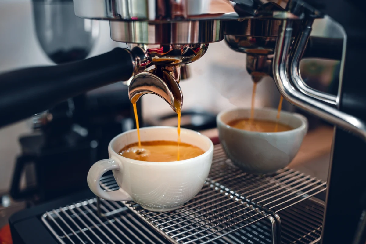 Burmistrz miejscowości Pieve di Soligo na północy Włoch zdecydował o usunięciu automatów do kawy z urzędu. Jak stwierdził, pracownicy spędzali przy nim za dużo czasu, wydłużając swoje przerwy. Teraz muszą chodzić na kawę do pobliskiego baru, odbijając kartę przy wyjściu i powrocie z przerwy.