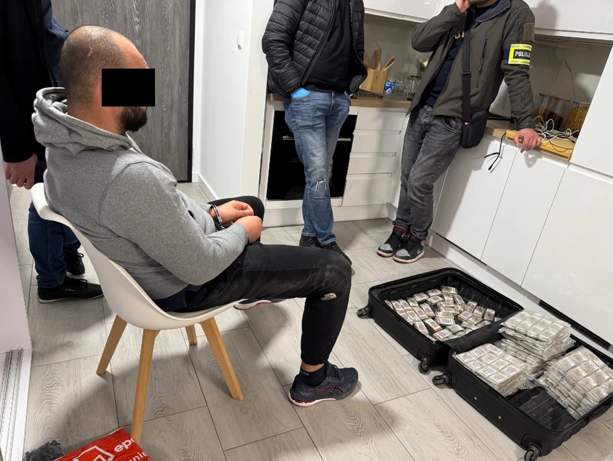 Stołeczni policjanci zatrzymali 30-letniego obywatela Białorusi. Mężczyzna kierował kradzionym mercedesem, a w jego mieszkaniu i drugim aucie znaleziono narkotyki o czarnorynkowej wartości blisko 5 milionów złotych. 