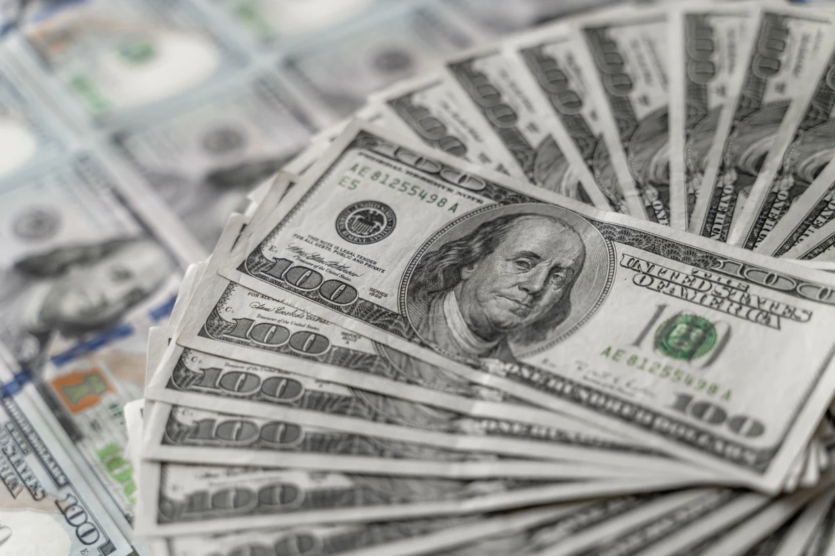 David Genat, znany szerzej jako "Złoty Bóg", po raz kolejny udowodnił, że szczęście w grach reality show jest po jego stronie. Tym razem 45-letni Australijczyk zgarnął zawrotną sumę 5,8 miliona dolarów (około 22,5 mln zł) w drugiej edycji amerykańskiego programu "Deal Or No Deal Island". To najwyższa nagroda pieniężna w historii telewizji.