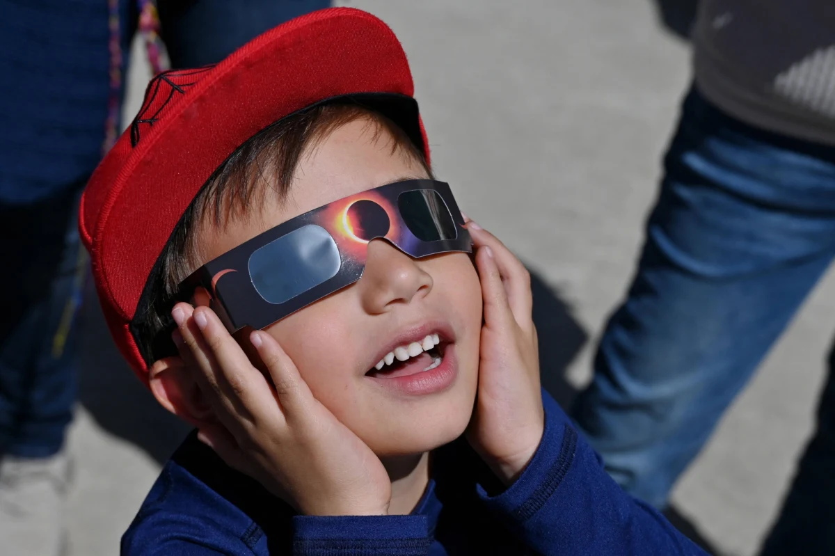 Już w sobotę czeka nas zaćmienie Słońca. Tarcza tej gwiazdy będzie zakryta średnio w 15 proc. W Polsce najgłębsze zaćmienie będzie można obserwować w Świnoujściu, najsłabsze np. w Sanoku. Najlepsze warunki obserwacyjne będą panowały na Islandii. Księżyc przysłoni tam ok. 65 proc. tarczy Słońca.