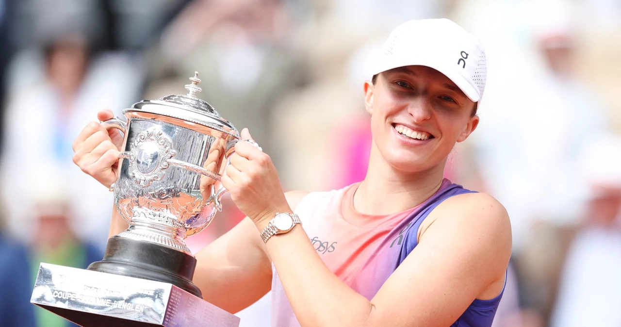 Iga Świątek z trofeum za zwycięstwo w Roland Garros