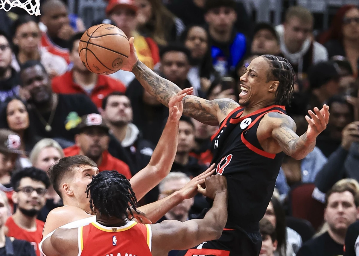 Niesamowite emocje towarzyszyły kibicom podczas meczu NBA Chicago Bulls kontra Los Angeles Lakers. Podczas ostatnich 12 sekund spotkania prowadzenie zmieniało się aż trzy razy. Niekwestionowanym bohaterem został Josh Giddey, który dokonał spektakularnego rzutu na równi z końcową syreną, doprowadzając do zwycięstwa Bulls.