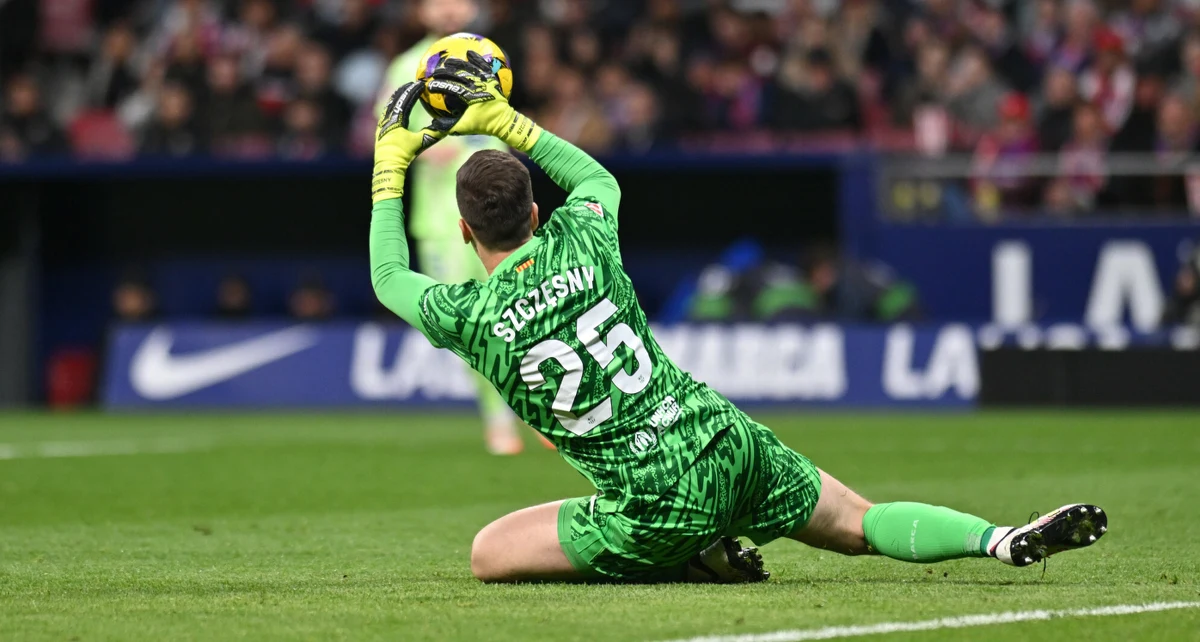 Polska kolonia piłkarska w Barcelonie po raz kolejny w tym sezonie zbiera w katalońskiej prasie świetne recenzje. Po spotkaniu z Osasuną, wygranym 3:0, tym razem jednak bardziej niż Roberta Lewandowskiego - mimo strzelonej bramki - chwali ona Wojciecha Szczęsnego. I to nie za efektowne obrony, ale ... dryblingi.