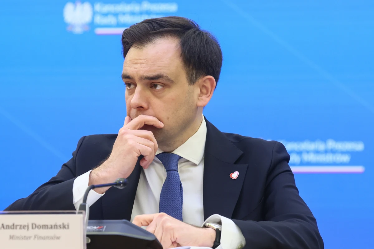 Nie kończy się trwający od trzech miesięcy serial o wymianie korespondencji w sprawie niejasności uchwały PKW, dotyczącej wypłaty subwencji dla Prawa i Sprawiedliwości. W najnowszym odcinku minister finansów kolejny raz poprosił Komisję o wyjaśnienie jej stanowiska, a dokładniej "potwierdzenie" odpowiedzi, jaką Państwowa Komisja Wyborcza skierowała do niego dwa tygodnie temu.