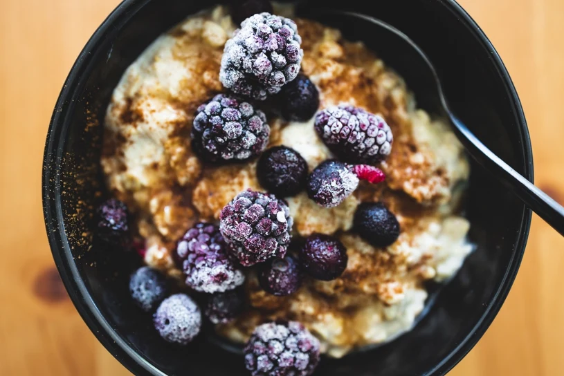 Dlaczego owsianka nie jest "najgorszym śniadaniem"? Dietetyk wyjaśnia