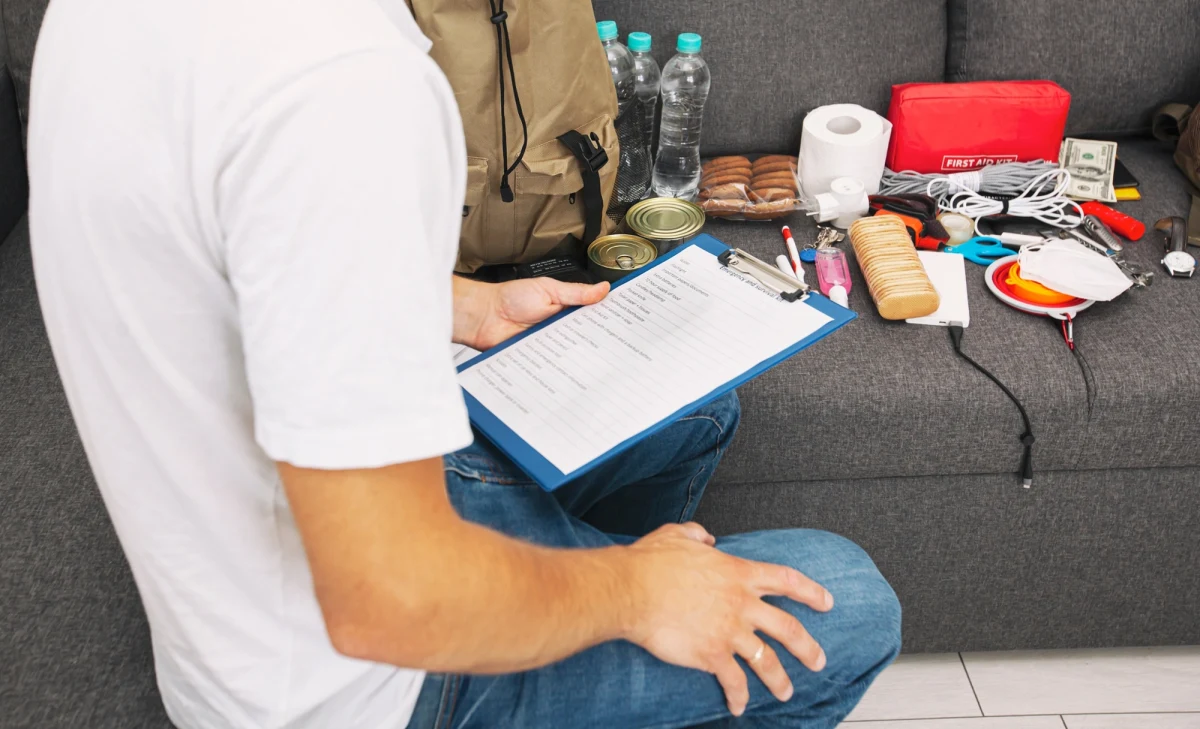 Każdy mieszkaniec Polski ma otrzymać poradnik kryzysowy przygotowany m.in. przez Rządowe Centrum Bezpieczeństwa. Broszury mają trafić do skrzynek pocztowych, ale będą też rozsyłane do szkół. "Uważamy, że dzieci bardziej przemawiają do świadomości rodziców. Dziecko uczy się szybciej niż rodzic" - mówi o tej decyzji wiceminister spraw wewnętrznych i administracji Wiesław Szczepański. Wiceszef MSWiA zdradził też, kiedy prawdopodobnie zakończą się prace nad poradnikiem i kiedy trafi do obywateli. 