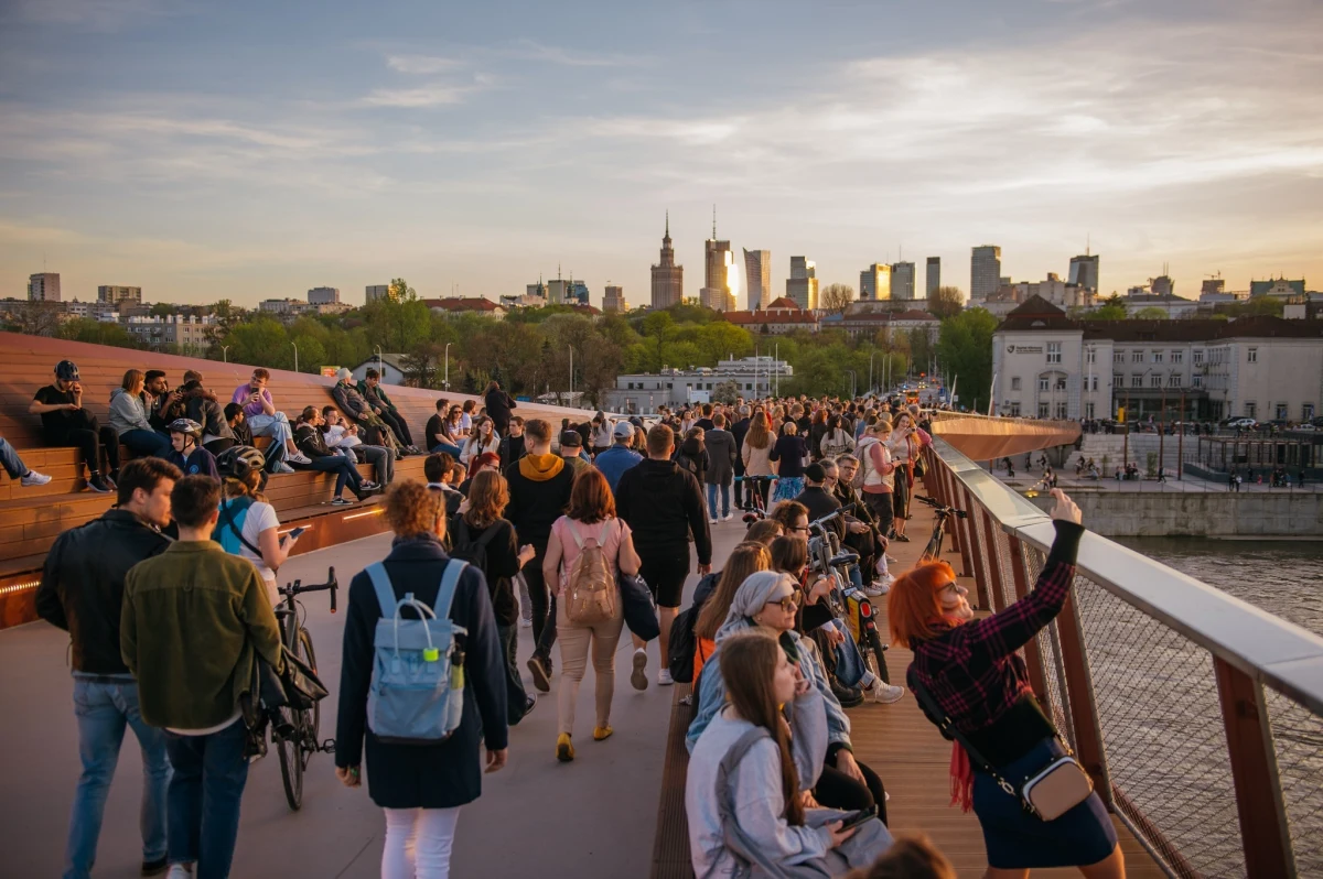 Ponad 3,5 miliona przejść, z czego aż 26 proc. to przejazdy rowerem. Rok temu kładka pieszo-rowerowa nad Wisłą stała się nowym symbolem Warszawy, łącząc Trakt Królewski ze Starą Pragą. 