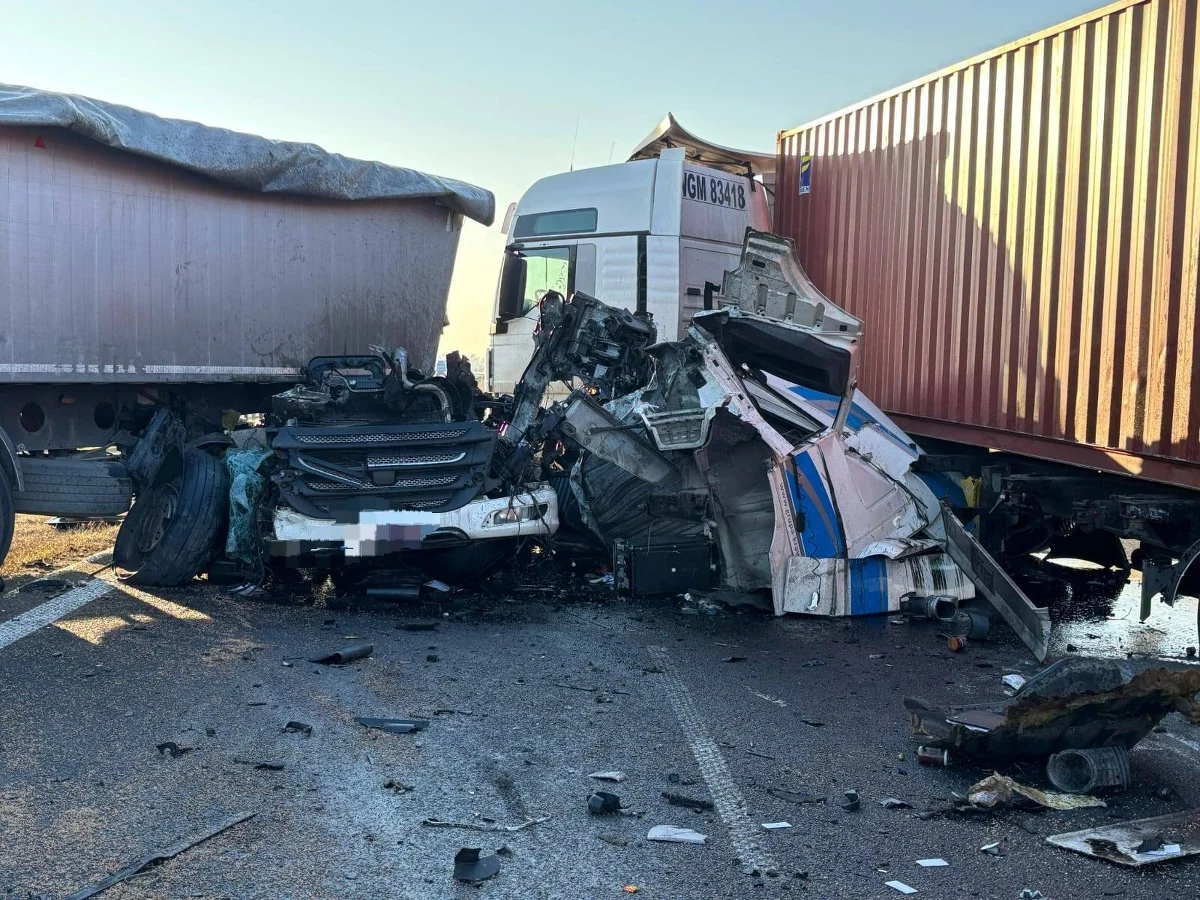 Dwie ciężarówki brały udział w poważnym zderzeniu na drodze ekspresowej S7 w pobliżu miejscowości Jazowa (woj. pomorskie). Są poszkodowani. Na miejscu lądował śmigłowiec Lotniczego Pogotowia Ratunkowego.