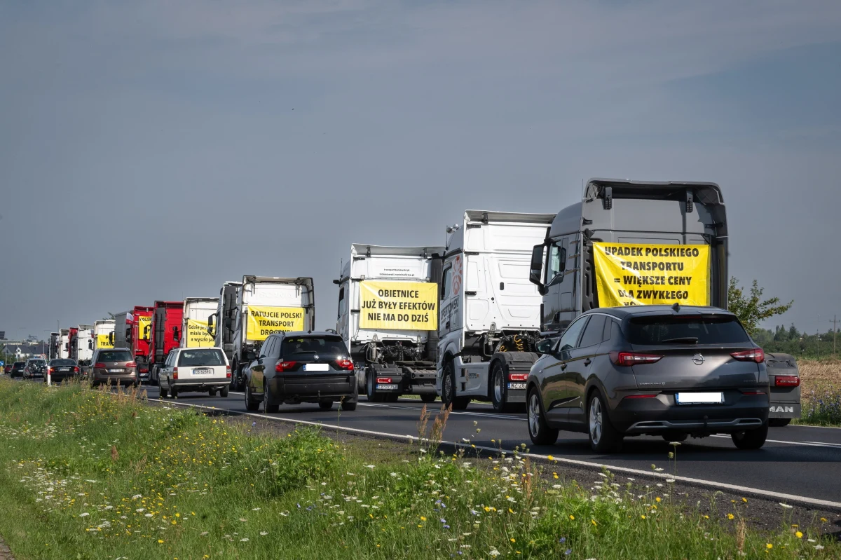 Około 40 przewoźników protestowało dziś w Gorzyczkach w powiecie wodzisławskim w Śląskiem. W pobliżu autostrady A1 domagali się m.in. pomocy od rządu.