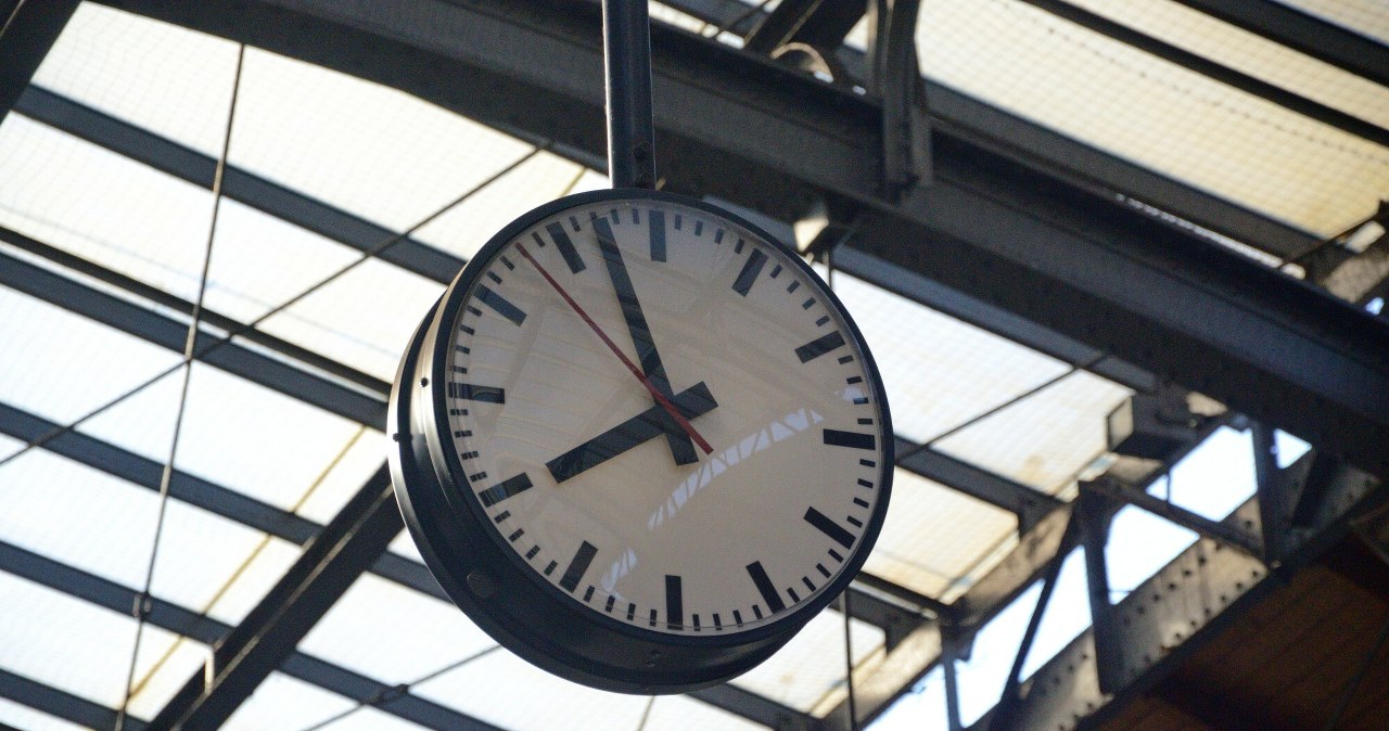 Dodatek do wypłaty w październiku. Policz godziny i spójrz na pasek