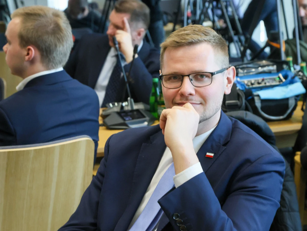 Ministerstwo Sprawiedliwości podjęło decyzję o zawiadomieniu Prokuratury Krajowej o podejrzeniu popełnienia przestępstwa w związku z zakupem nieruchomości w Raciborzu. Sprawa dotyczy zabytkowego budynku, który miał służyć potrzebom Sądu Apelacyjnego w Katowicach. Decyzję o zakupie podjął ówczesny wiceminister sprawiedliwości, Michał Woś. Niedługo po transakcji doszło do zawalenia się części budynku.