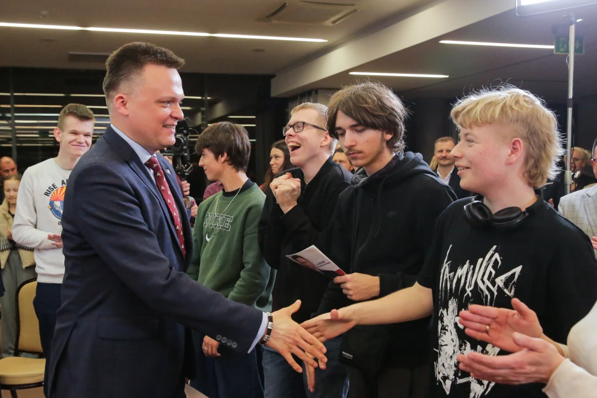 Kandydat Trzeciej Drogi na prezydenta Szymon Hołownia podkreślił w piątek, że smartfony "robią złą robotę w szkole", dlatego ich używanie na terenie placówek powinno być zakazane. Jego zdaniem ograniczenie dostępu do urządzeń mobilnych na terenie szkół może przyczynić się do zmniejszenia przypadków hejtu i poprawy bezpieczeństwa uczniów.